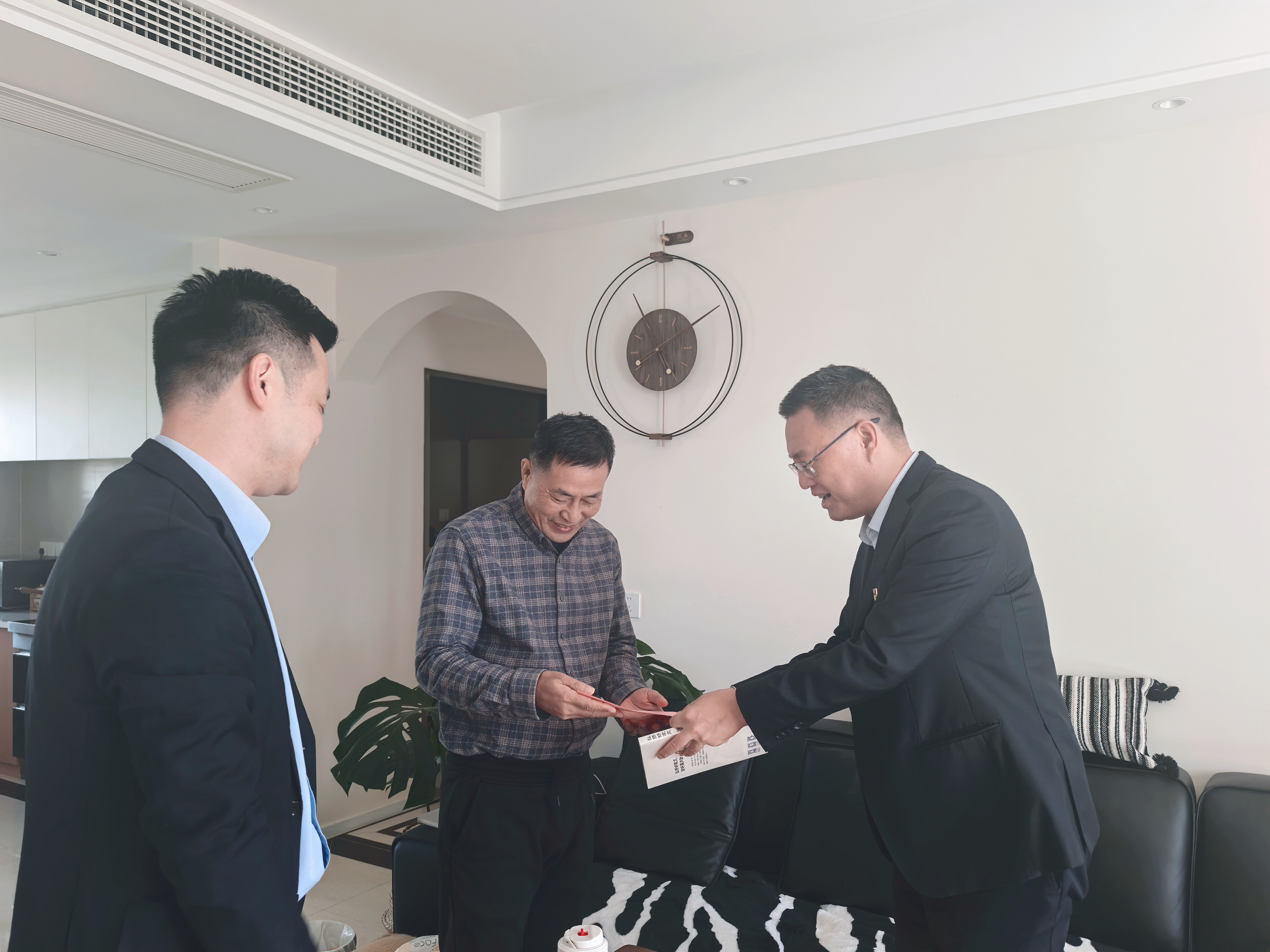 廉风入家传正气  笃行实干强担当 | 江西金控租赁公司开展2025年度政治家访活动